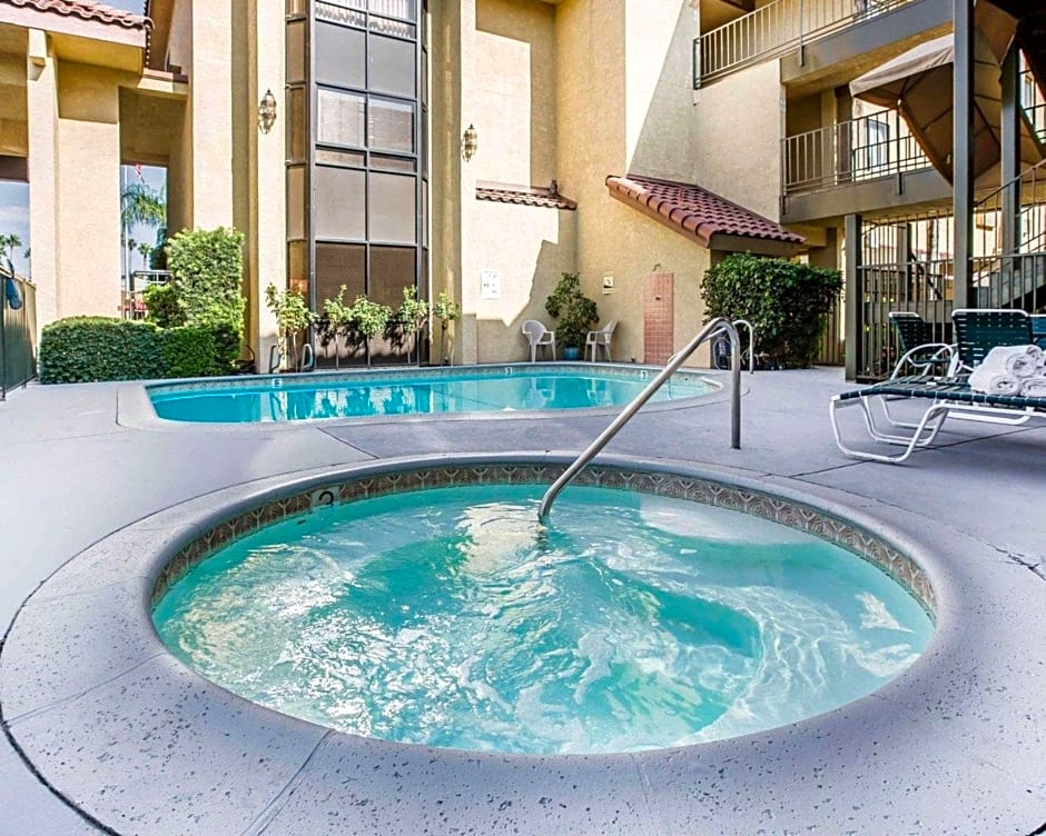 Rodeway Inn and Suites Bakersfield