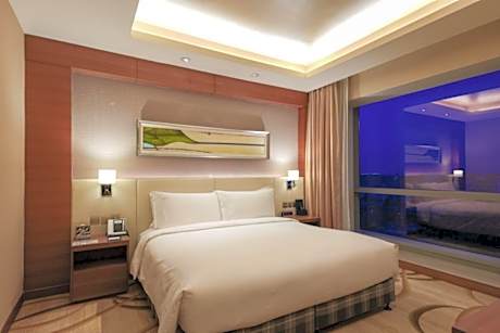 One Bed King Suite with Lounge Access High Floor