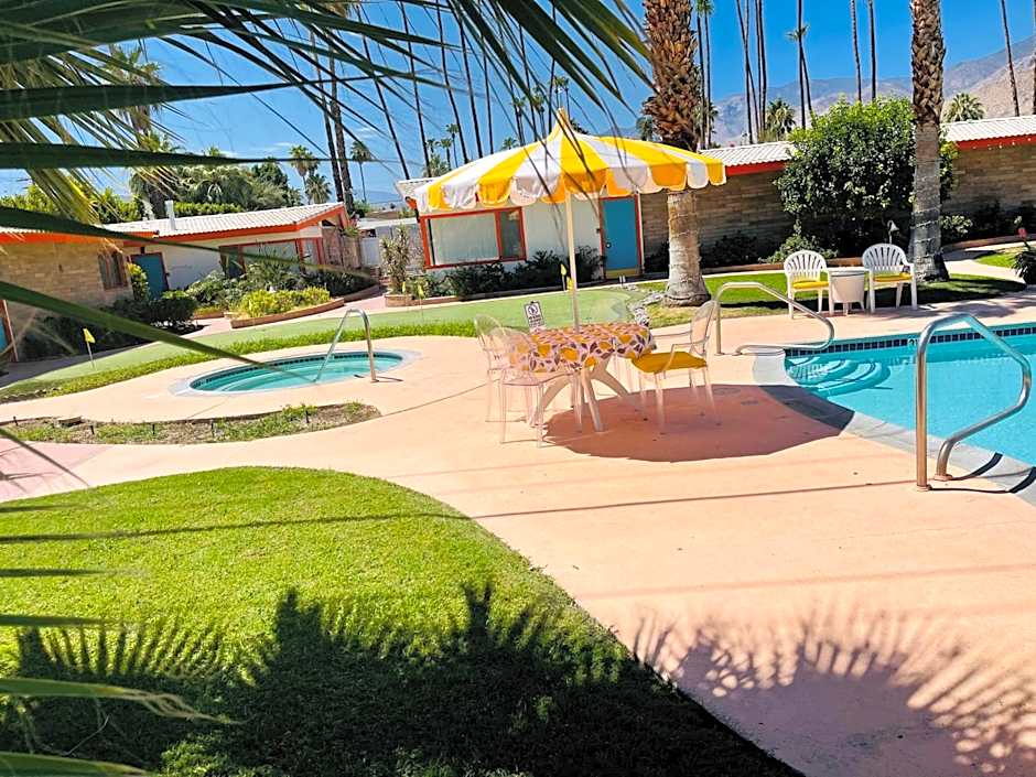 A PLACE IN THE SUN Garden Hotel - Big Units with Privacy Gardens & Heated Pool & Spa in 1 Acre Park Prime Location, PET Friendly