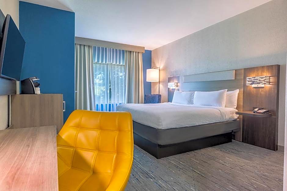 Holiday Inn Express & Suites Kansas City Airport By IHG