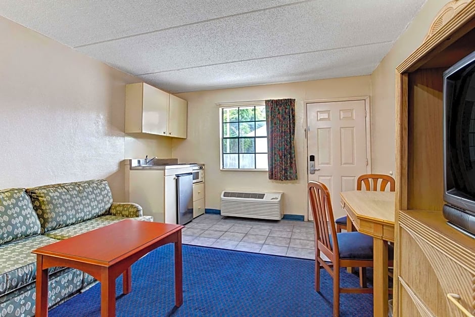 Super 8 by Wyndham Tampa U.S.F. Near Busch Gardens Downtown