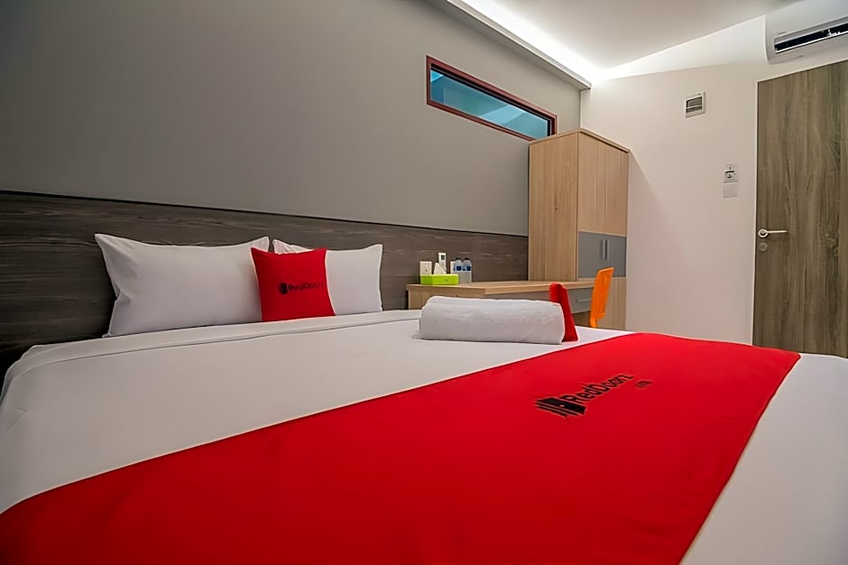 RedDoorz near Taman Rejomulyo