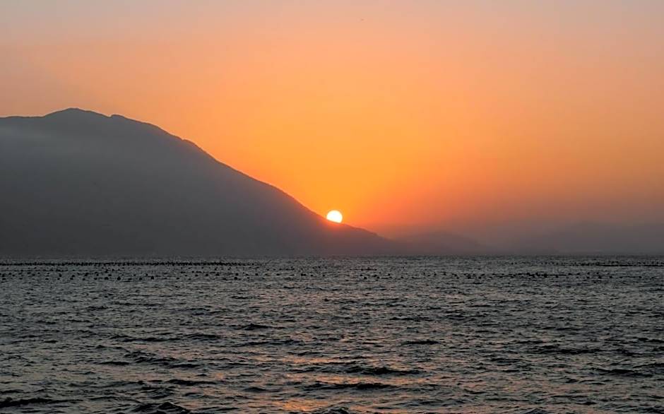 Casa charmosa pé na areia por do sol