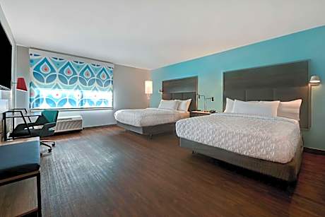 Queen Room with Two Queen Beds and Roll-In Shower - Mobility Access