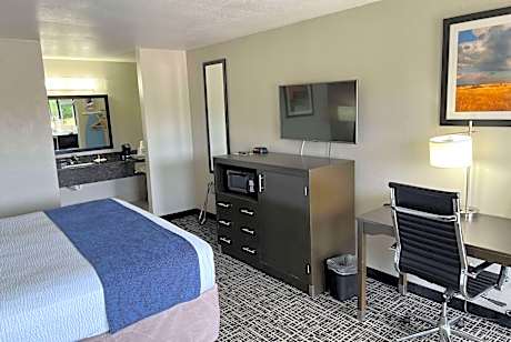 1 King Bed Mobility Accessible Room Non-Smoking