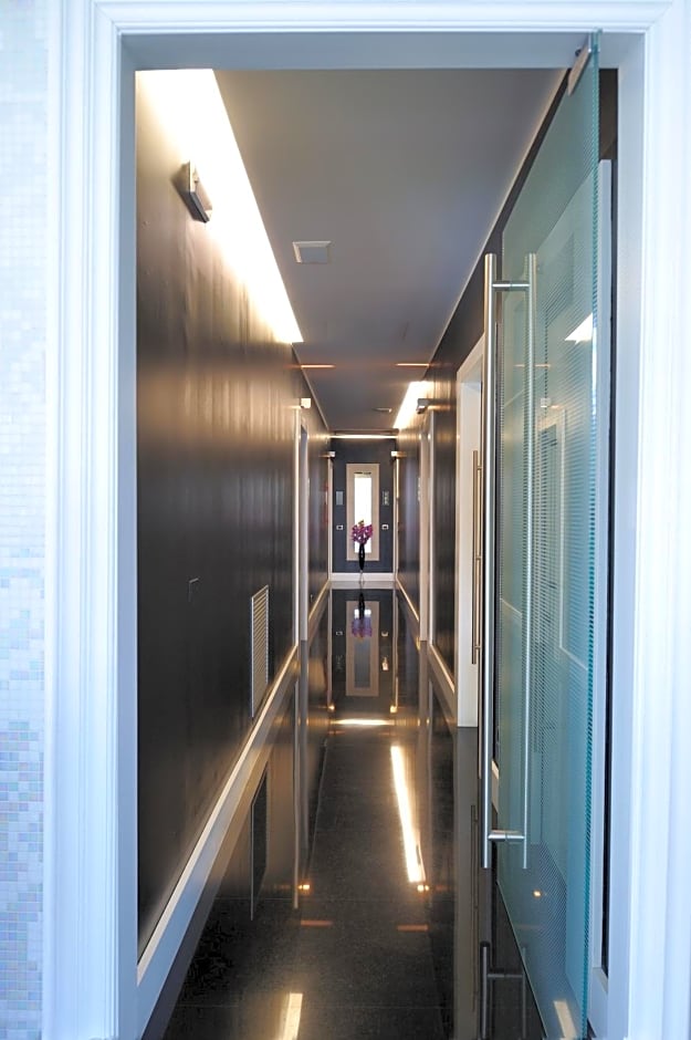 Hotel In - Lounge Room
