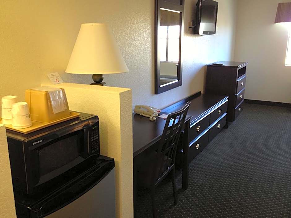 Howard Johnson by Wyndham Lubbock TX