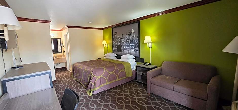 Super 8 by Wyndham San Marcos