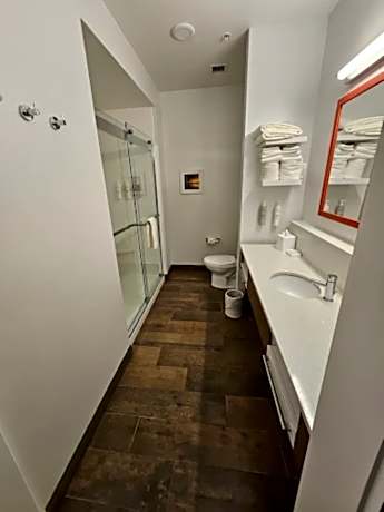 King Room with Microwave/Fridge