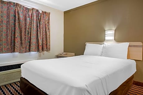 Ground Floor Room with 1 Queen Bed, Smoking