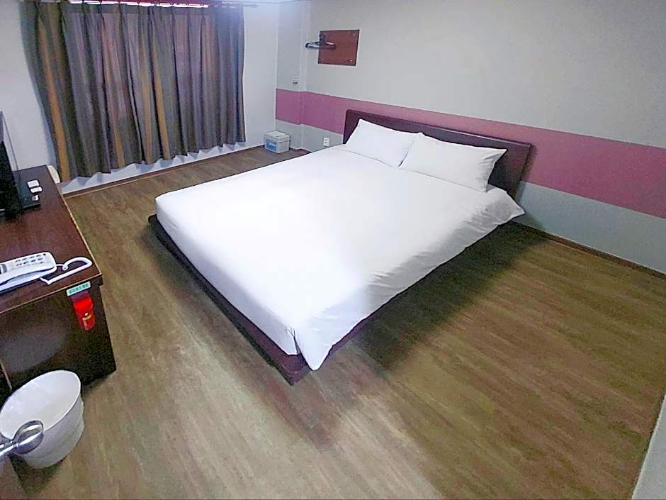 New Manhattan Tourist Hotel
