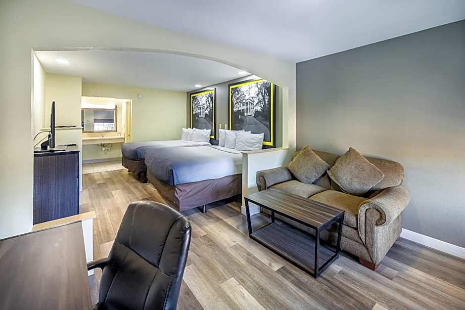 Super 8 by Wyndham Jackson MS Near the Fairgrounds