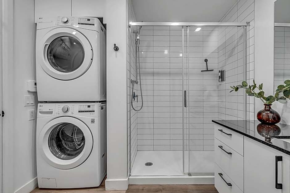 Initial-Matisse- Quebec-parking and pool