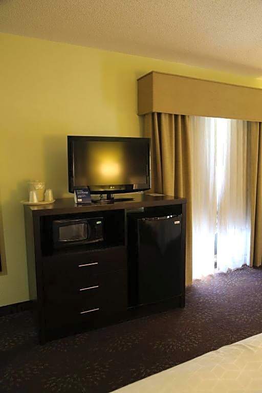 Holiday Inn Express Hotel & Suites Cleveland - Ms By IHG