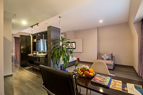 Presidential Suite - Free Pickup