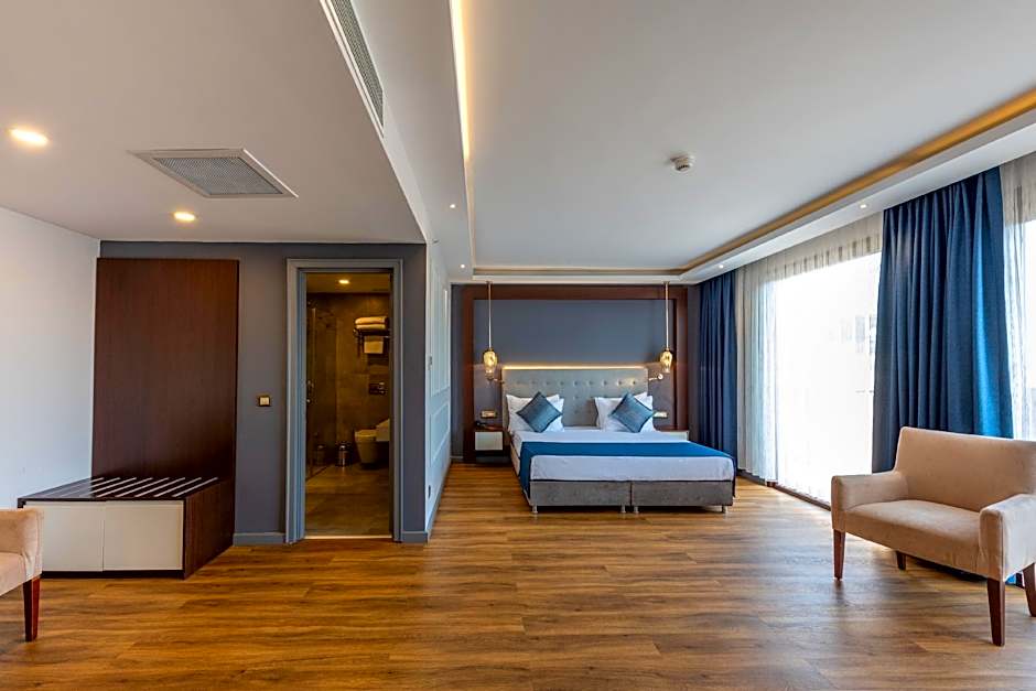Photo 1 of 4 of 1 King Bed Suite, Sea View