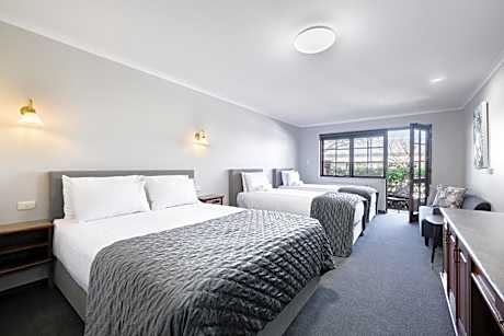 Pet Friendly - Deluxe Queen and Two King Singles with Courtyard