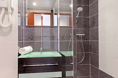 Triple Room (2 Single Beds + Sofa Bed 1 Person)