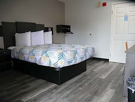1 Queen Bed - Non-Smoking, Hot Tub