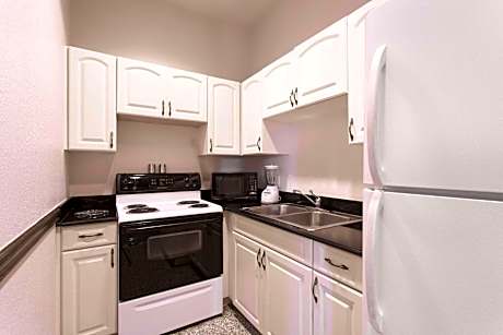 1 King Bed, Efficiency Studio Suite, Full Kitchen, Non-Smoking