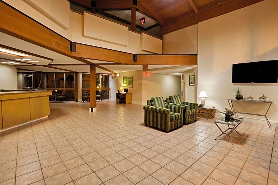 La Quinta Inn & Suites by Wyndham St. Pete-Clearwater Airport