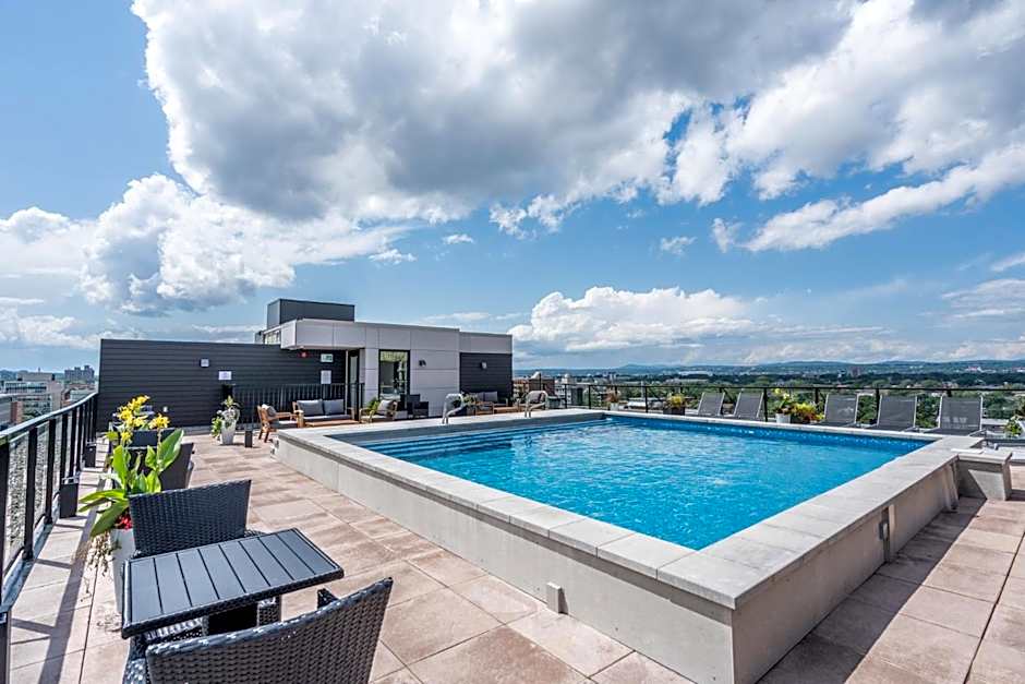 Initial-Matisse- Quebec-parking and pool