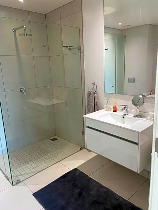 Trendy 2-bed 2-bath Apartment