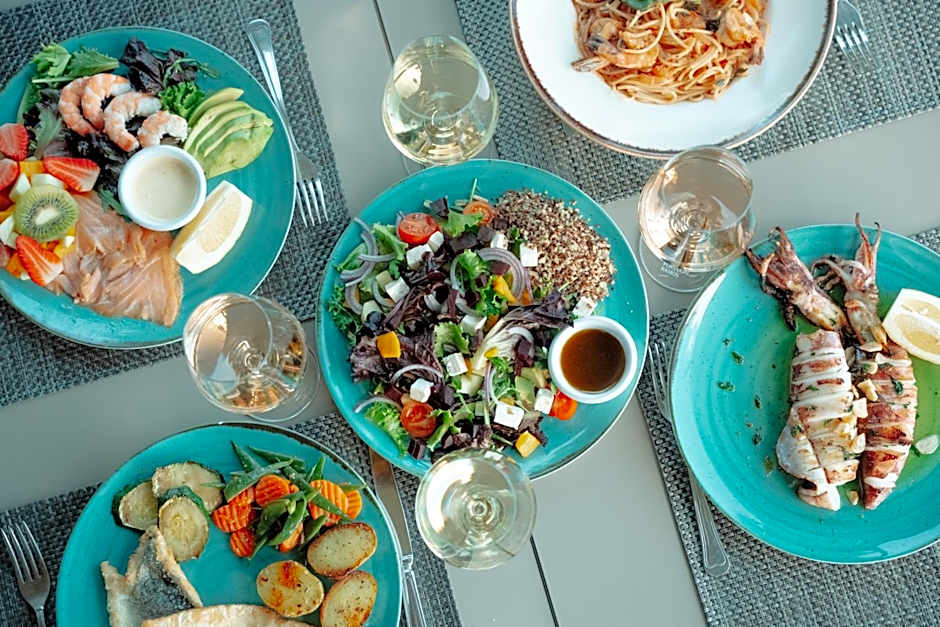 Apartamentos Honorio - Pool and Garden