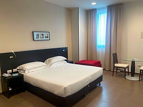 King Room with Roll-In Shower - Disability Access