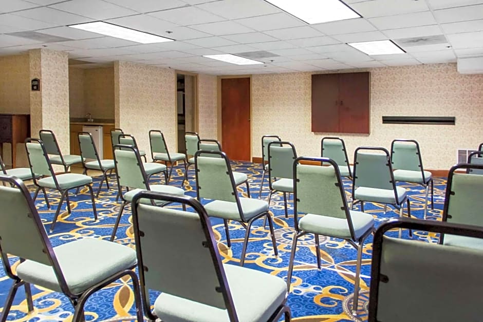 Clarion Hotel Broken Arrow - Tulsa