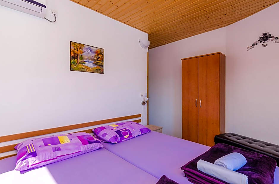 Apartments & Rooms Mihajica