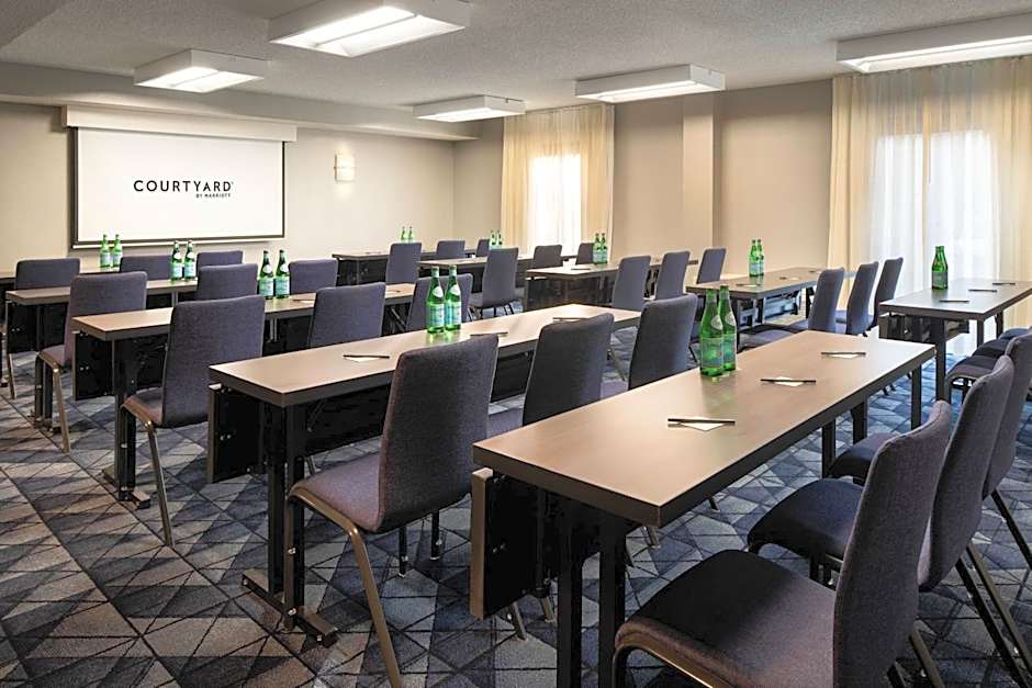 Courtyard by Marriott Bakersfield