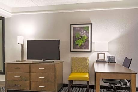 King Room with Mobility Access and Bath tub - Non-Smoking