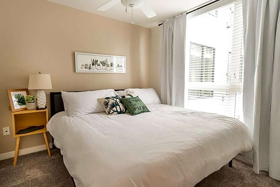 Palm Theme King Bed Paid Garage 55" 4k Smart T