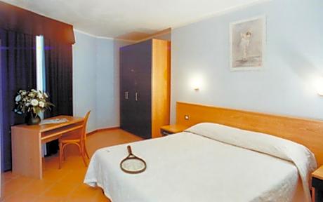 One-Bedroom Apartment with Lake View