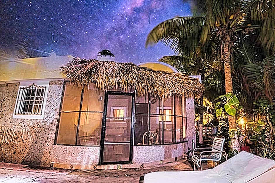 Antigua Lodge, 70 m from sandy beach