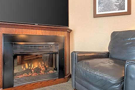 King Room with Fireplace - Non-Smoking