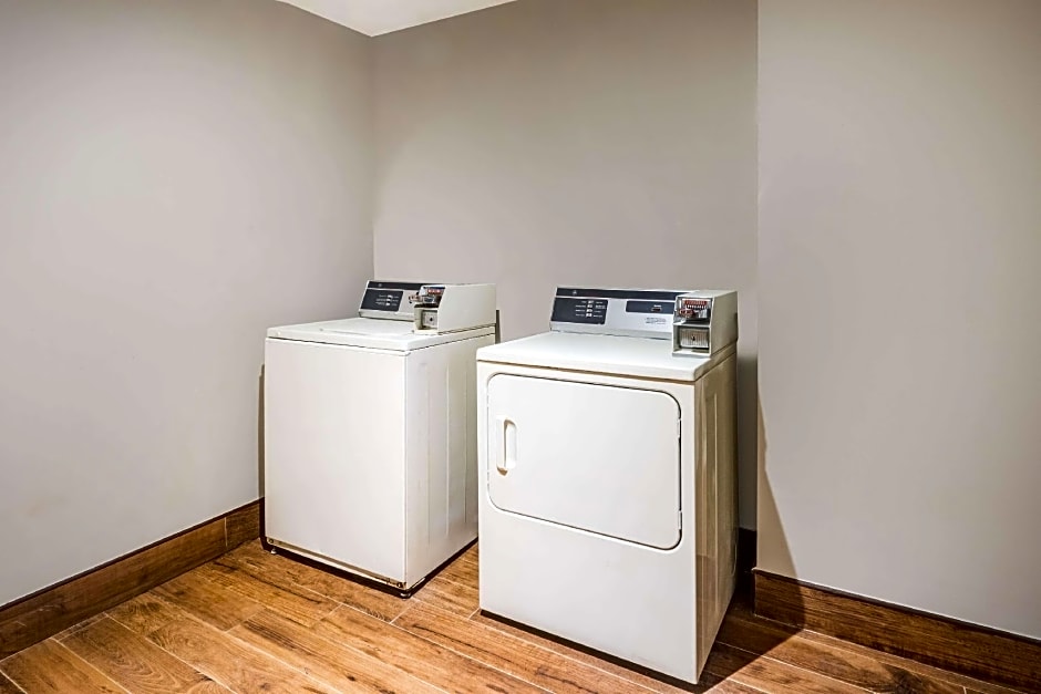 La Quinta Inn & Suites by Wyndham Brooklyn Central