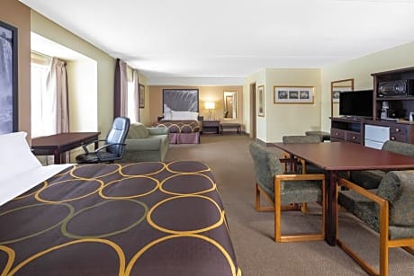 4 Queen Beds~ Two-Bedroom~ Family Suite~ Non-Smoking