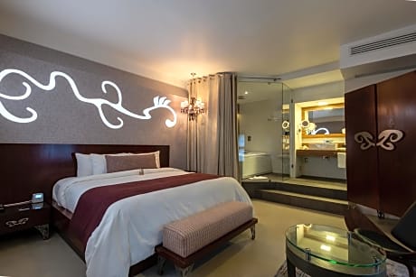 Deluxe Suite with Spa Bath - Cynthia
