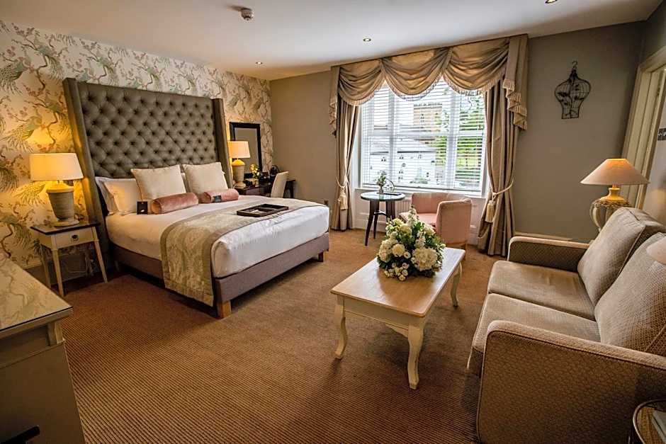 Photo 1 of 3 of Junior 1 King Bed with Sofabed Suite