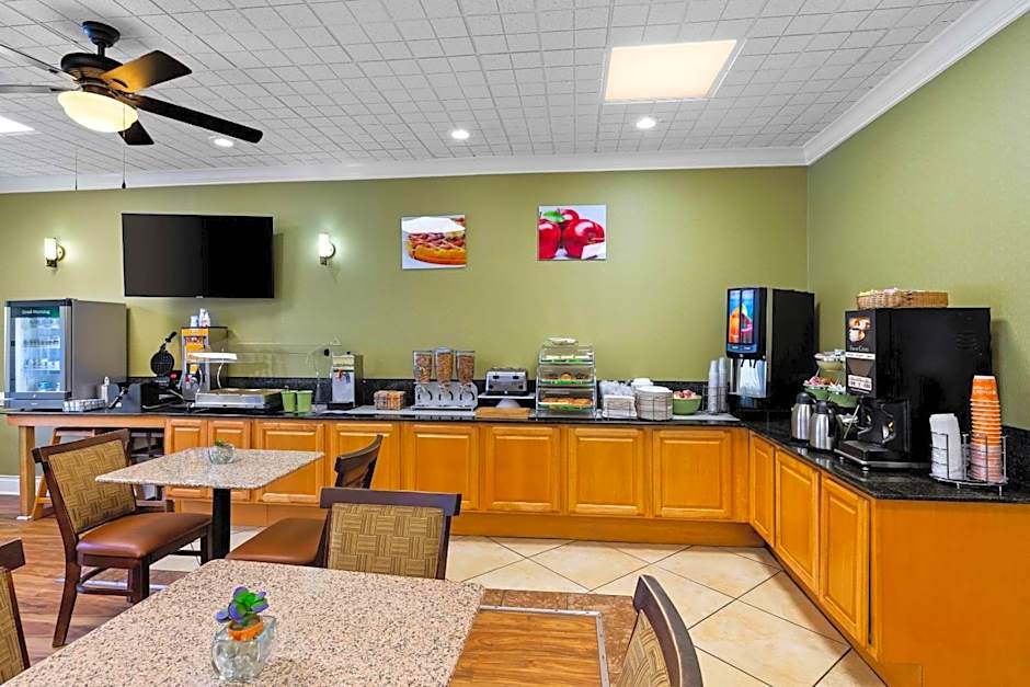 Quality Inn Fayetteville Near Historic Downtown Square