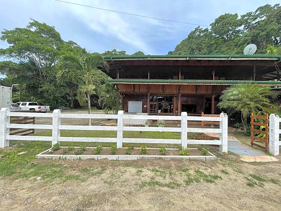 Hotel La Isla Inn