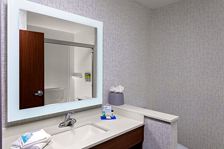 Holiday Inn Express & Suites - Madison, an IHG Hotel