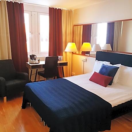 Standard Queen Room with Queen Bed - Non-Smoking