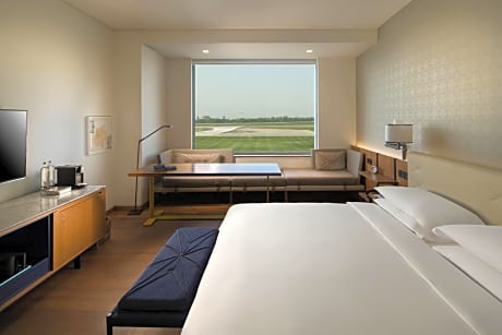 1 King Bed with Runway View Deluxe