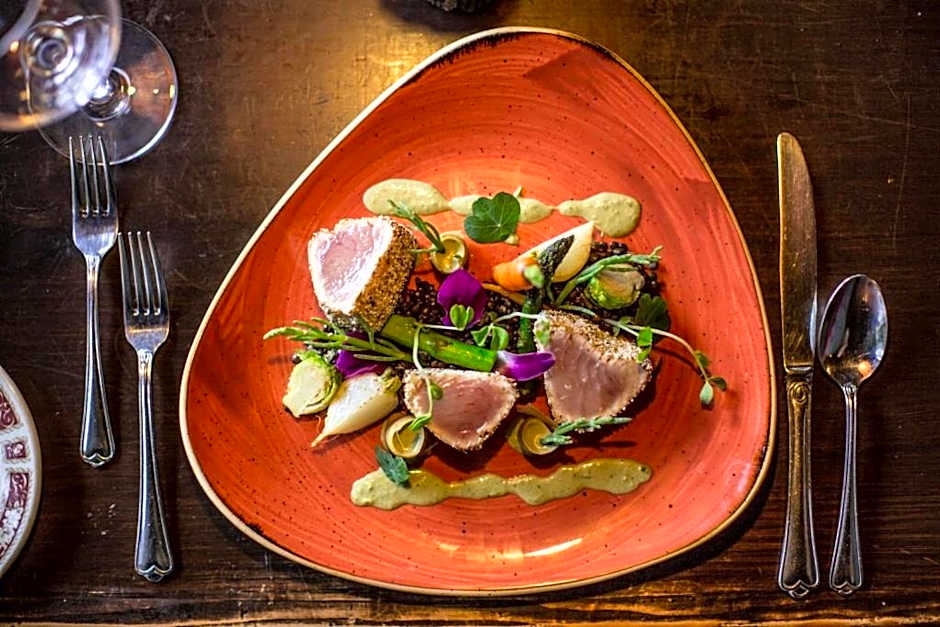 Storm Mountain Lodge & Cabins