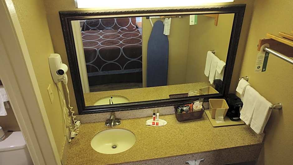 Super 8 by Wyndham Kingsville