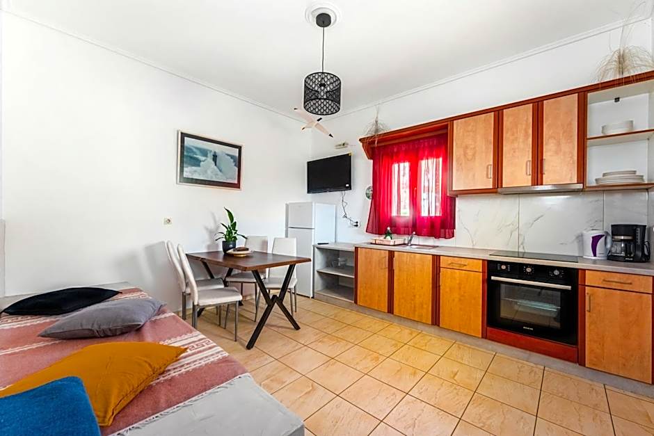 Birds Villa Apartments with Heated Pool - Including Car and Breakfast