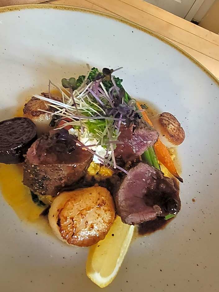 Storm Mountain Lodge Cabins Dining